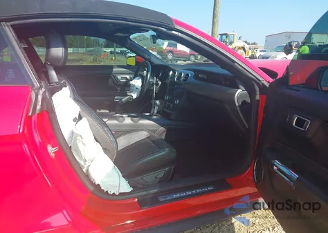 2021 Ford Mustang z USA, uszkodzony, nr VIN 1FATP8UH8M5107996